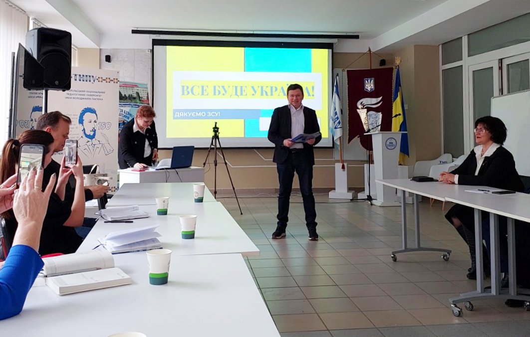 Ректор Богдан Буяк вручив подяки від імені університету стейкхолдерам за плідну співпрацю у сфері підготовки фахівців-психологів бізнесу і управління